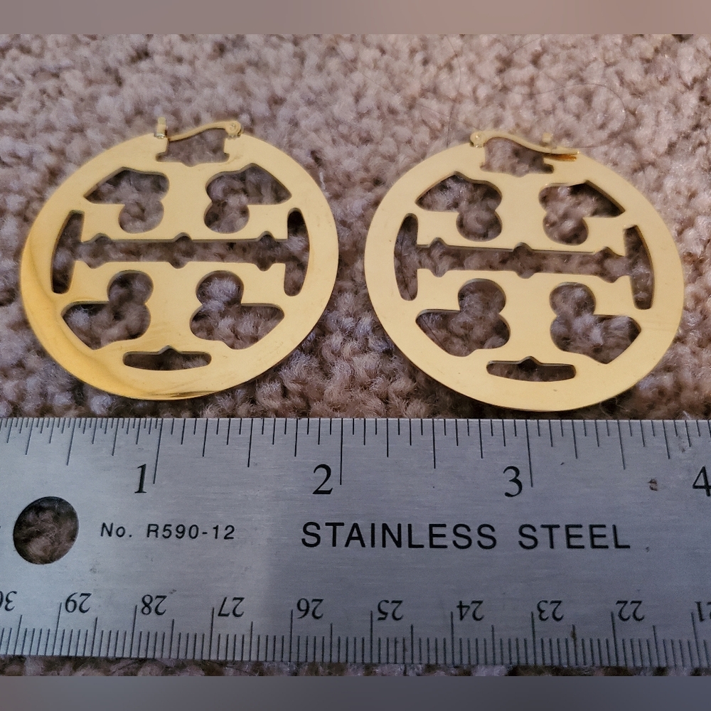 TORY BURCH Sunglasses, case & goldtone round hoop earrings set - Picture 14 of 14